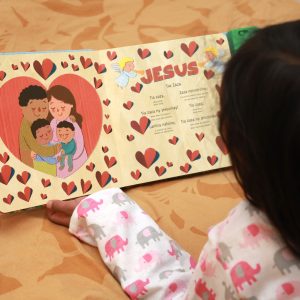 Illustration d'une famille entourée de cœurs