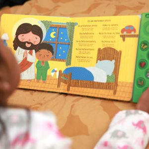 Illustration de Jésus qui prie avec un enfant